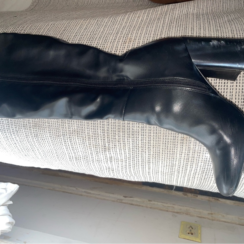 Black Knee-High Leather Boots - Picture 10 of 10